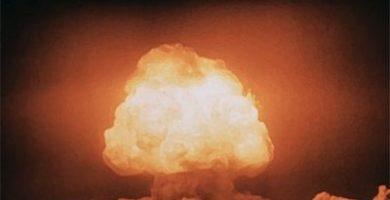 Imagen de bomba atómica en la prueba nuclear Trinity