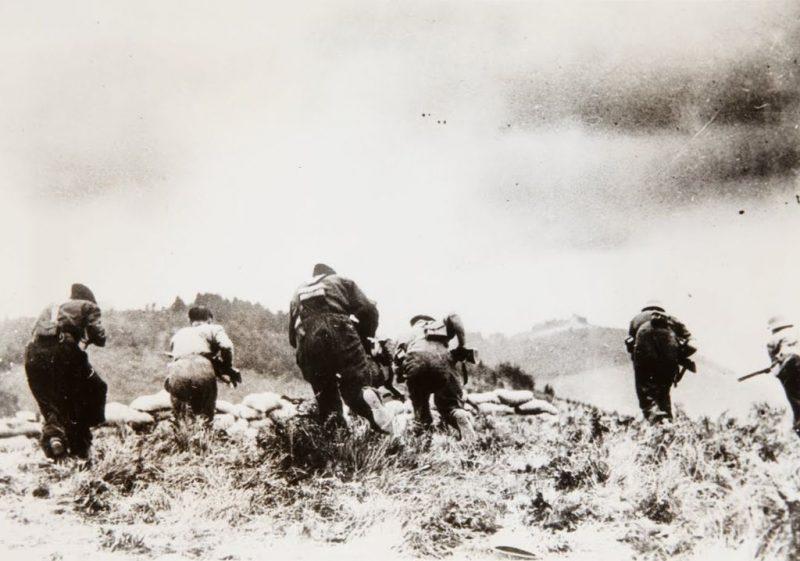 Imagen de un coontrataque republicano durante la batalla de Irún