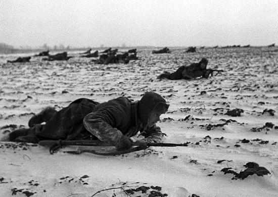 Soldados soviéticos en la contraofensiva en Moscú durante la Operación Barbarroja