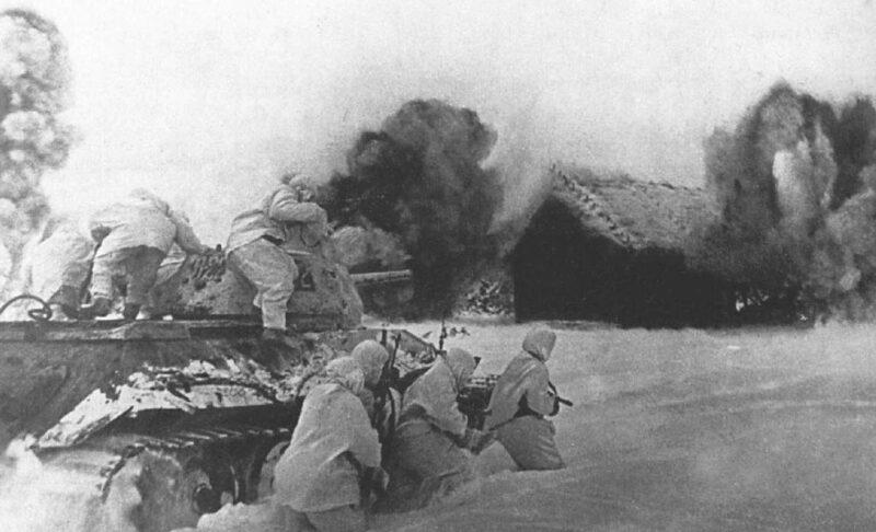 Asalto soviético apoyado por un tanque T-34 a un pueblo durante la contraofensiva en Moscú