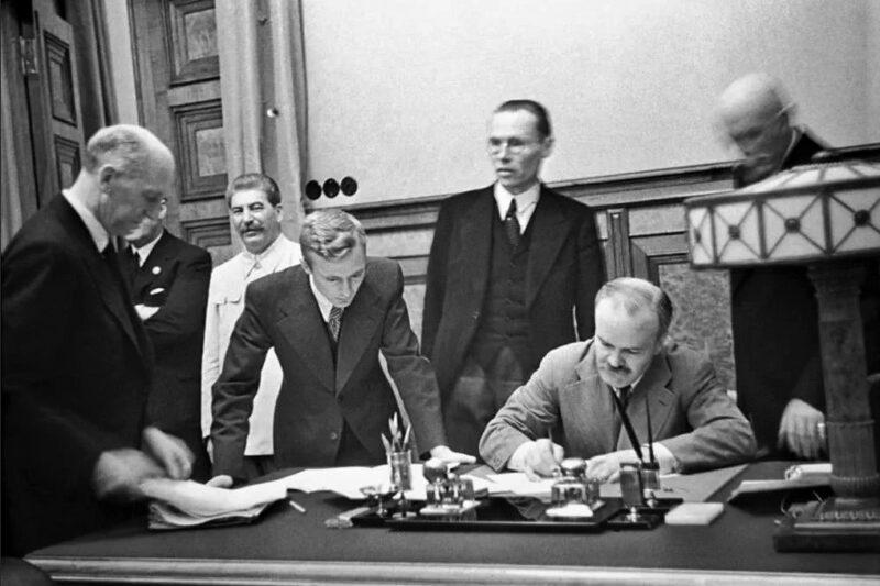 Imagen de Molotov firmando el pacto de no agresión con la Alemania nazi