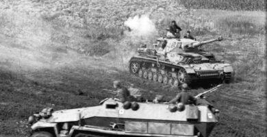 Panzer IV y semioruga Sd.Kfz. 251 alemanes durante la batalla de Kursk